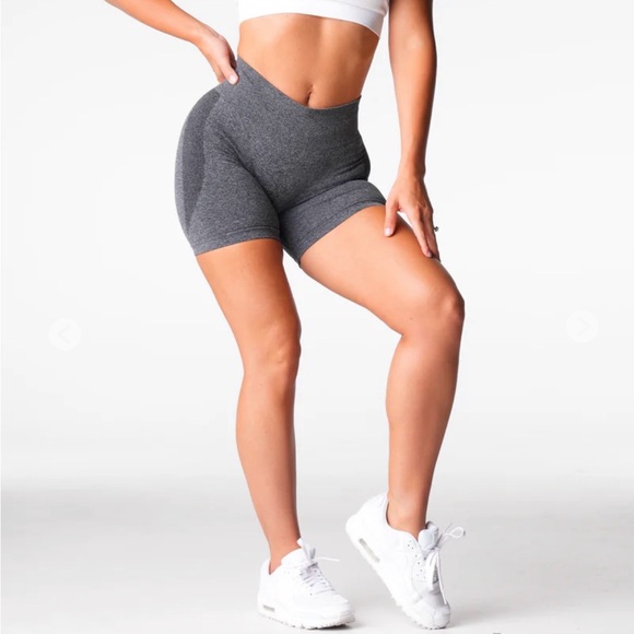 NVGTN Mid Rise Contour Seamless Shorts - Black Speckled - Picture 5 of 7